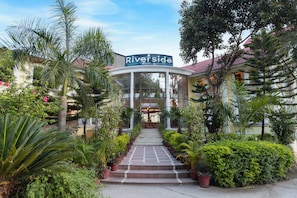 Ein Hotel Eingang mit einem Schild, auf dem 'Riverside Resort' steht.