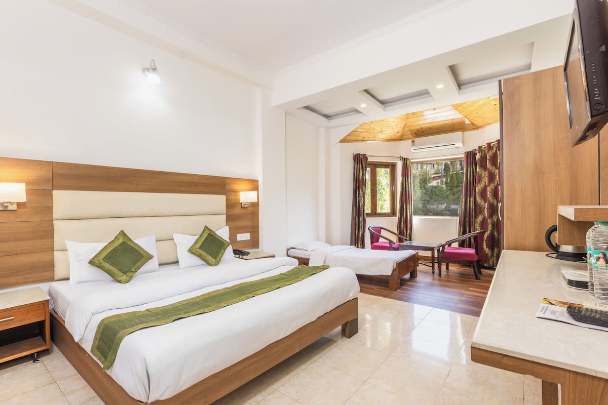 Deluxe Room, 1 Queen Bed, Accessible, Garden View | Individually decorated, individually furnished, bed sheets