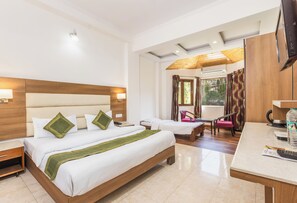 Quarto luxo, 1 cama Queen, acessível, vista para o jardim | Individualmente decorados, individualmente mobiliados, roupa de cama