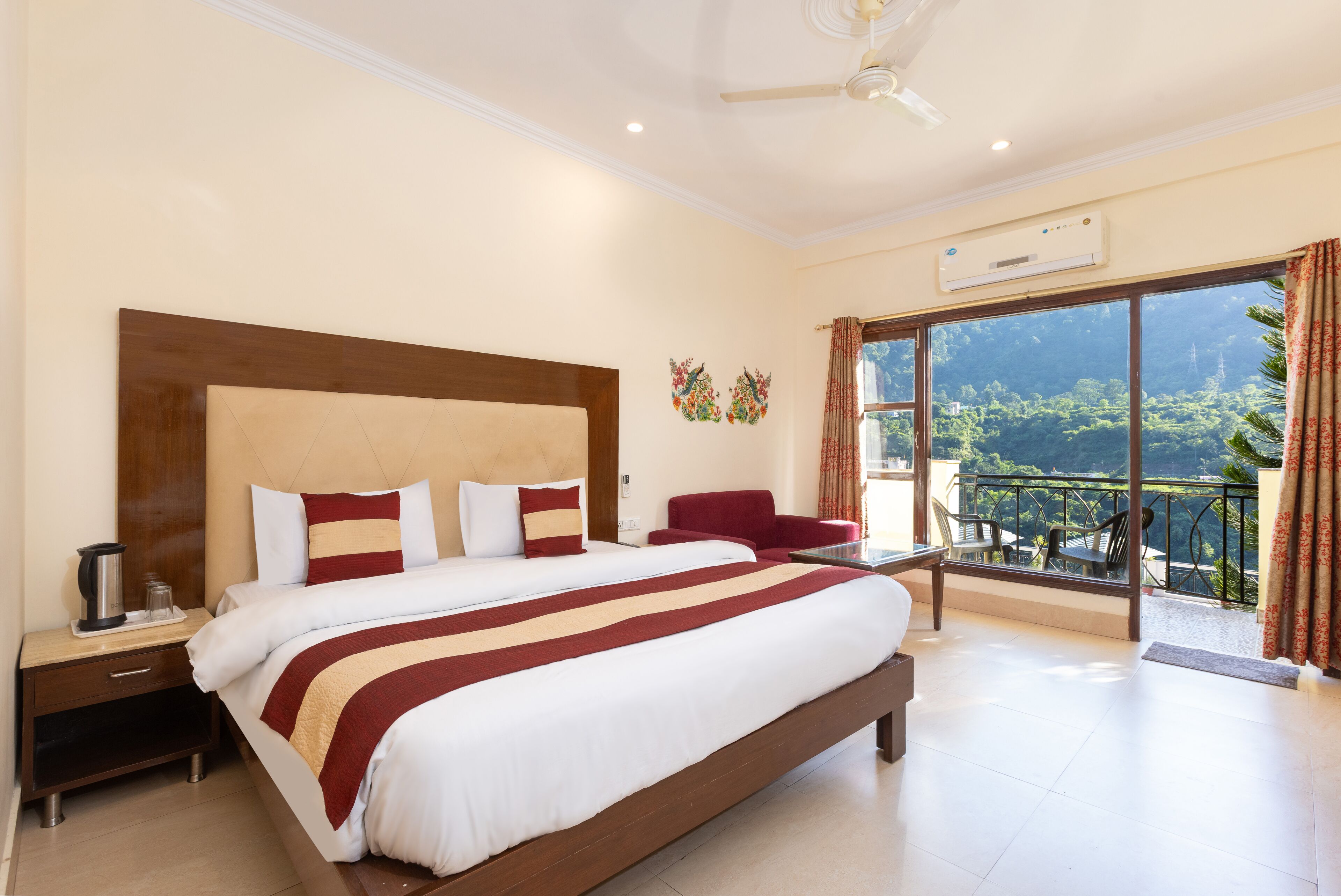 Exclusive Double Room, 1 King Bed, Balcony, River View | Individually decorated, individually furnished, bed sheets