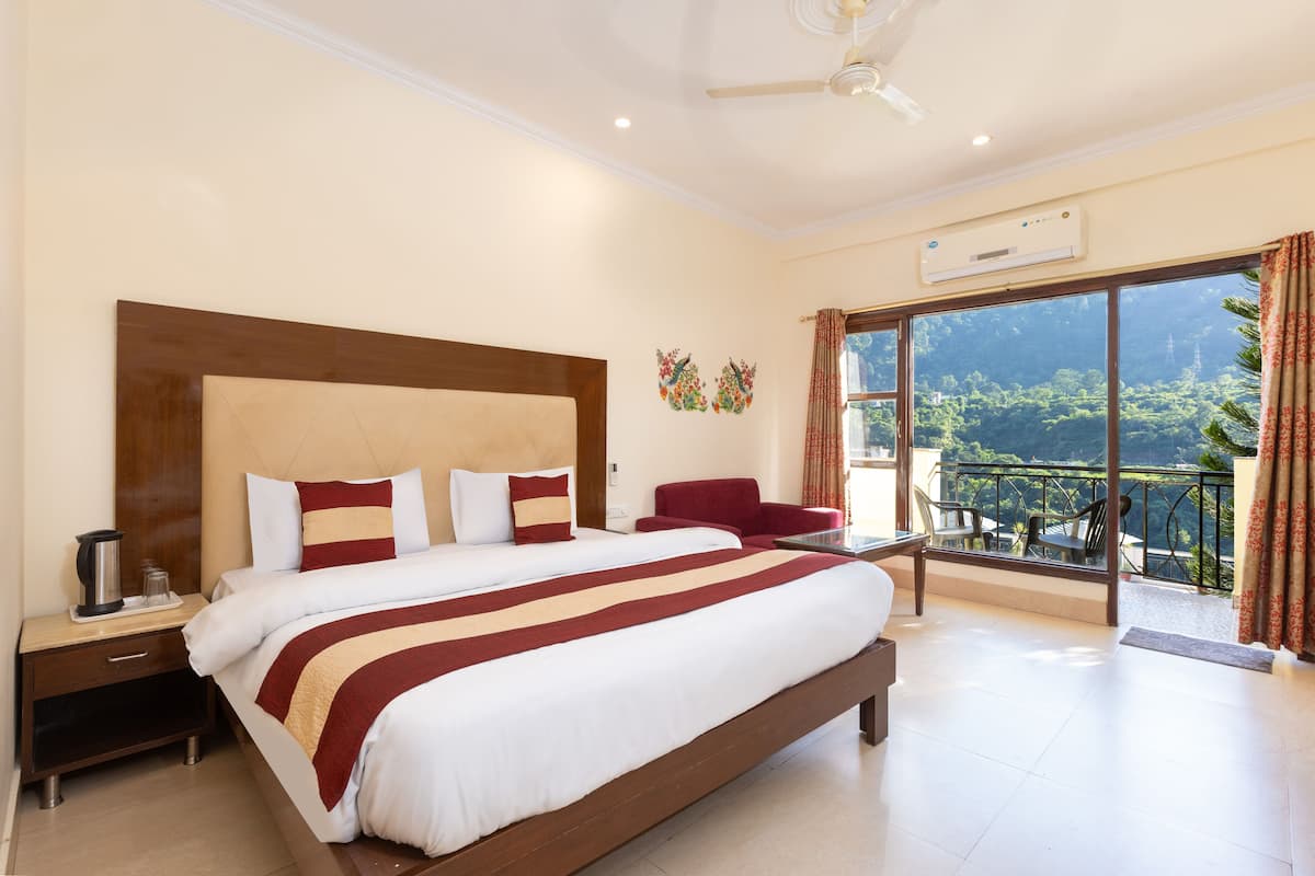 Exclusive Double Room, 1 King Bed, Balcony, River View | Individually decorated, individually furnished, bed sheets