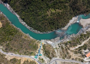 Vista aérea de una zona costera con carretera, un puente y un río.