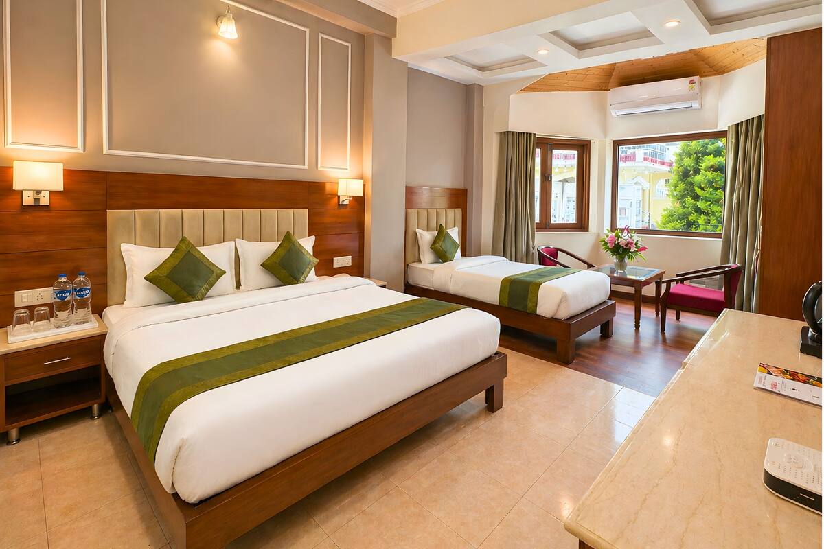 Superior Triple Room, Balcony, Garden Access | Individually decorated, individually furnished, bed sheets