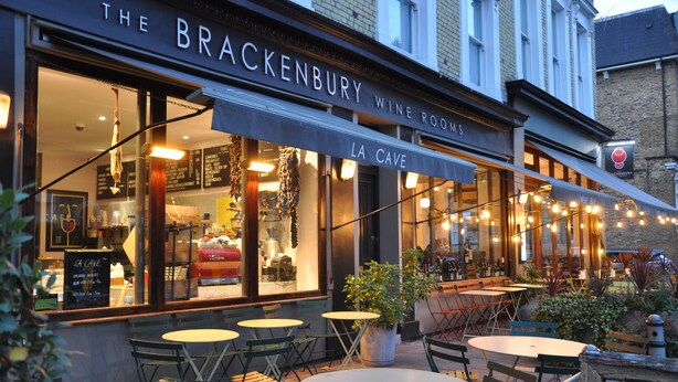 Les caves Brackenbury Wine Rooms, avec une terrasse et une enseigne indiquant « La Cave ».