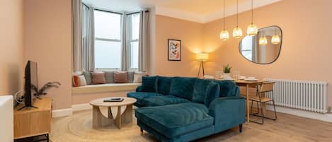 Una televisión de pantalla plana