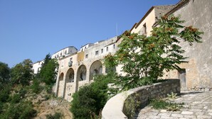 Un edificio histórico de piedra con ventanas de arco y una pared de piedra.