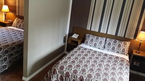 Tabla de planchar con plancha, wifi gratis y ropa de cama 