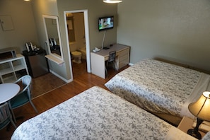 Habitación con 2 camas individuales | Tabla de planchar con plancha, wifi gratis, ropa de cama