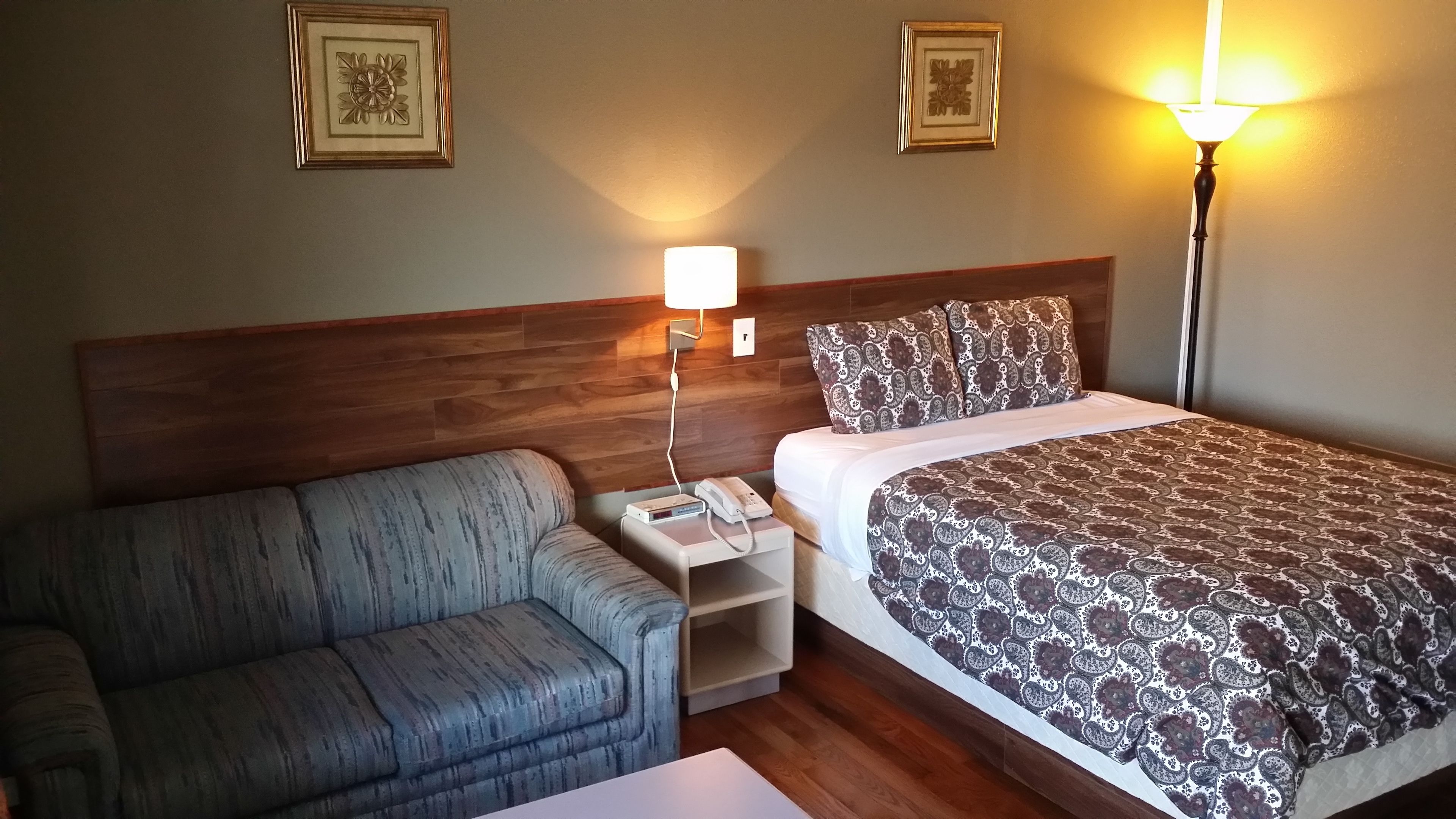 Standard Room, 1 Queen Bed | Iron/ironing board, free WiFi, bed sheets