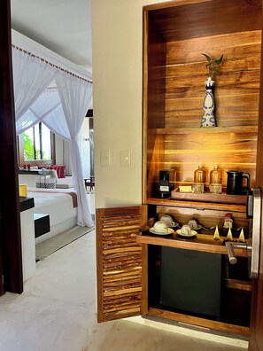 Suite Junior, 1 très grand lit, piscine privée, en front de plage | Minibar, coffres-forts dans les chambres, rideaux occultants