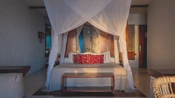 Suíte júnior, 1 cama King, piscina particular, de frente para a praia | Frigobar, cofres nos quartos, cortinas blackout