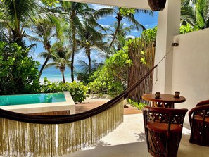 Habitación Deluxe, 1 cama King size, alberca privada, frente al mar | Vista a la playa o el mar