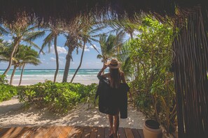 Junior suite, 1 kingsize bed, privézwembad, aan het strand | Uitzicht vanuit de kamer