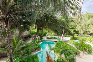 2 piscinas al aire libre, sillones reclinables de piscina