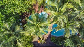 2 piscines extérieures, chaises longues