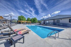 Outdoor pool, open 8 AM to 10 PM, pool loungers - Bighorn Meadows Resort (Radium Hot Springs)