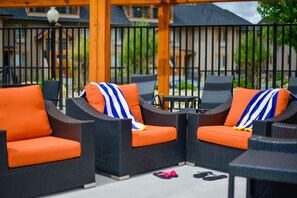 Sun deck - Bighorn Meadows Resort (Radium Hot Springs)