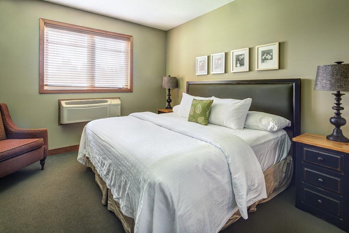 Camas con pillow-top, tabla de planchar con plancha y cunas 