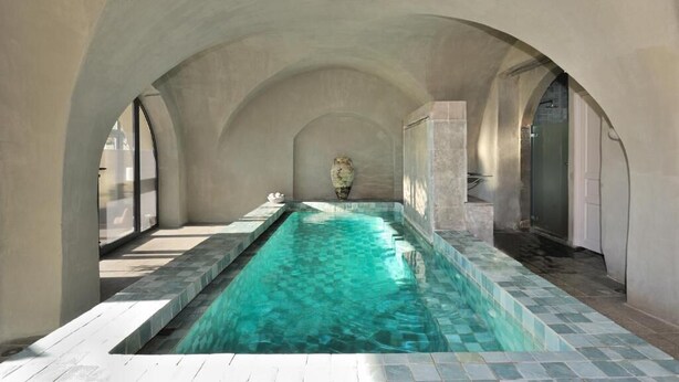 An indoor swimming pool with clear water, surrounded by arched ceilings and stone walls. - Couvent d'Hérépian (Herepian)