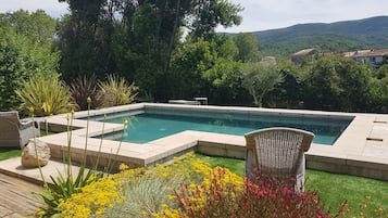Piscina coperta, piscina stagionale all'aperto, lettini