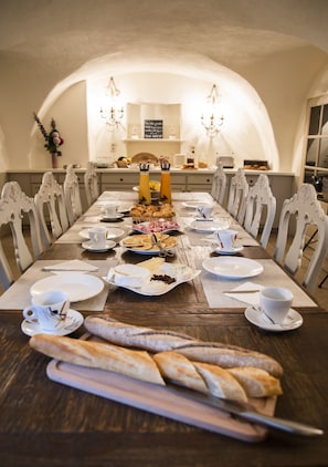 Daily buffet breakfast (EUR 14 per person) - Couvent d'Hérépian (Herepian)