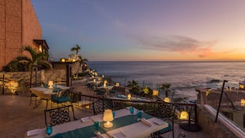 5 restaurantes; se sirve desayuno, almuerzo y cena; cocina internacional