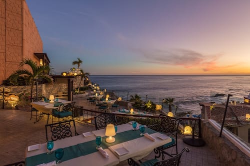 5 restaurants, breakfast, lunch, dinner served; international cuisine