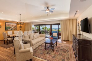 Casa com design assinado, 4 quartos, vista para o oceano | Área de estar | TV LCD, lareira, DVD player, dock para iPod