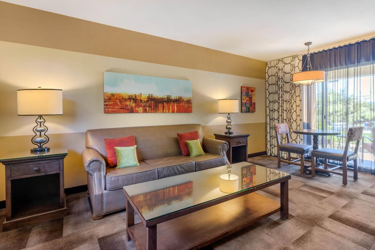 Suite, 1 King Bed, Non Smoking (Living Room & Kitchen) | Individually decorated, desk, iron/ironing board, free cots/infant beds