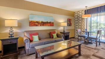 Suite, 1 Tempat Tidur King, Bebas Asap Rokok (Living Room & Kitchen) | Didekorasi berbeda-beda, meja kerja, dan setrika/meja setrika