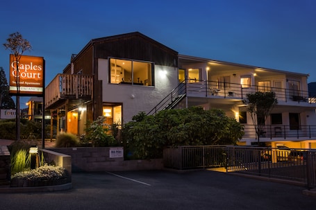 Vista frontal de la propiedad por la tarde o noche