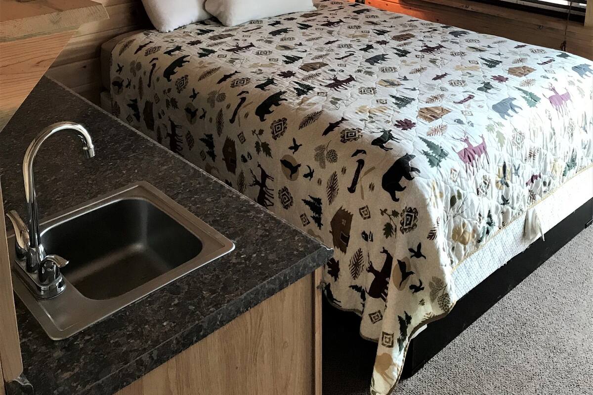 Toetasjesleilighet – classic, 1 queensize-seng, fjellutsikt | Oppholdsområde | En 32-tommers smart-TV med Parabol-TV samt TV