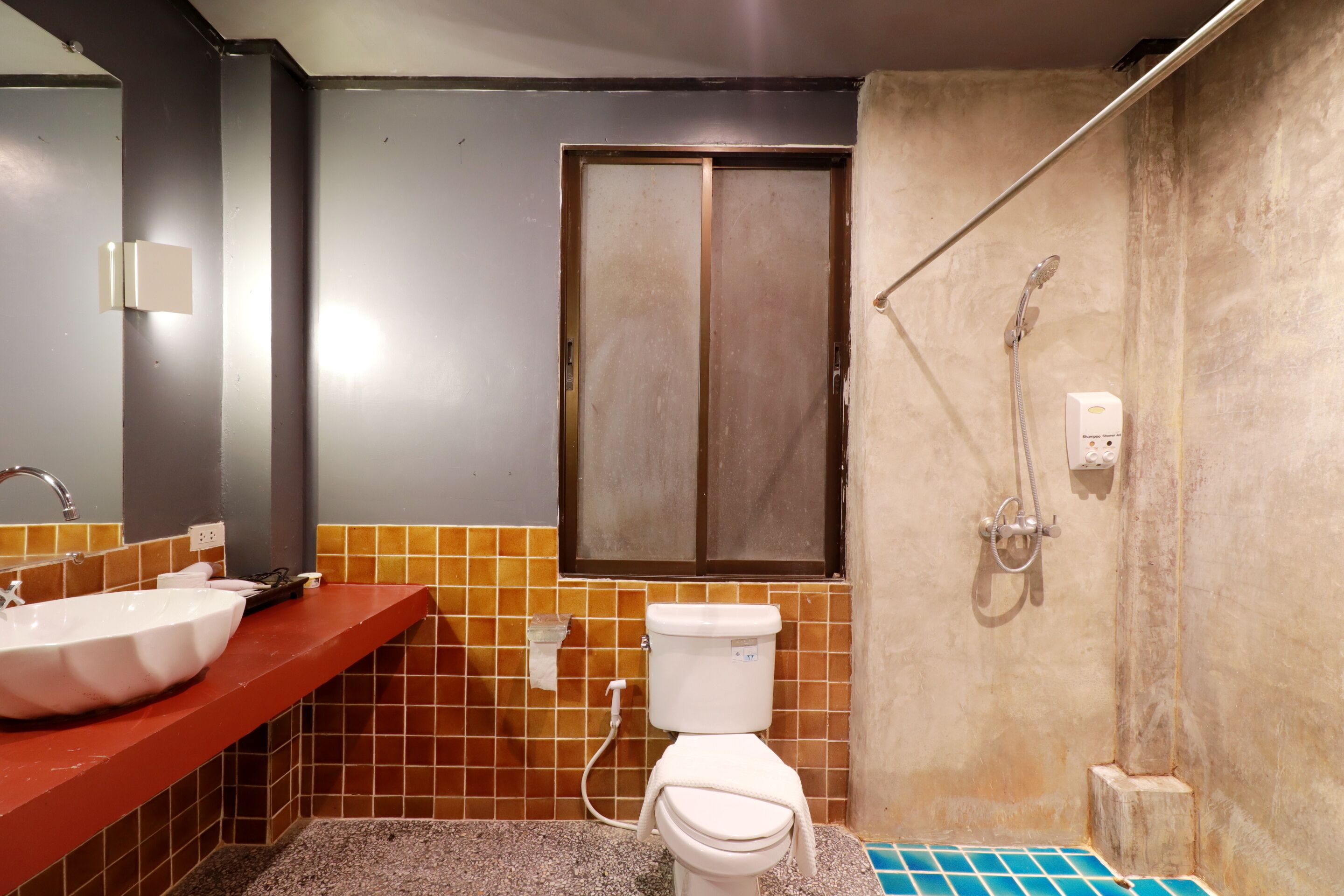 Een badkamer met een wastafel, toilet en douche.