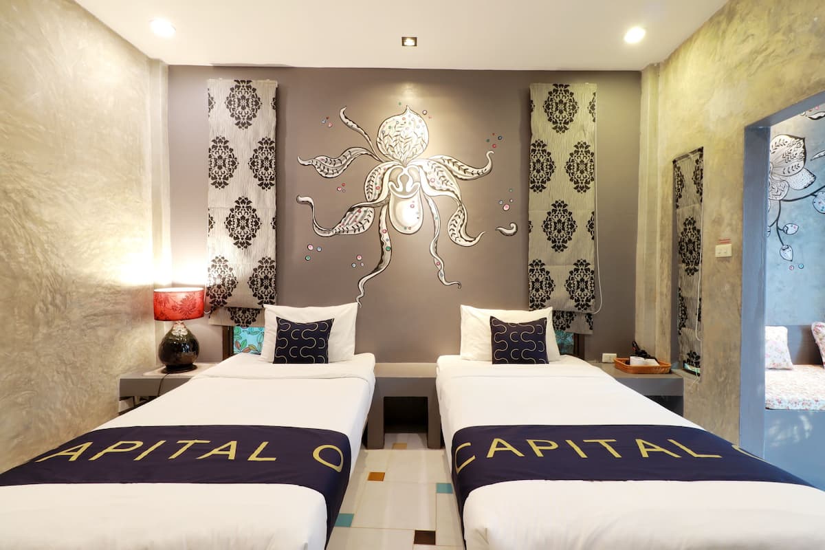 Premier Twin Room | Desk, WiFi (free), bed sheets