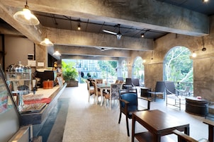 Breakfast, lunch and dinner served