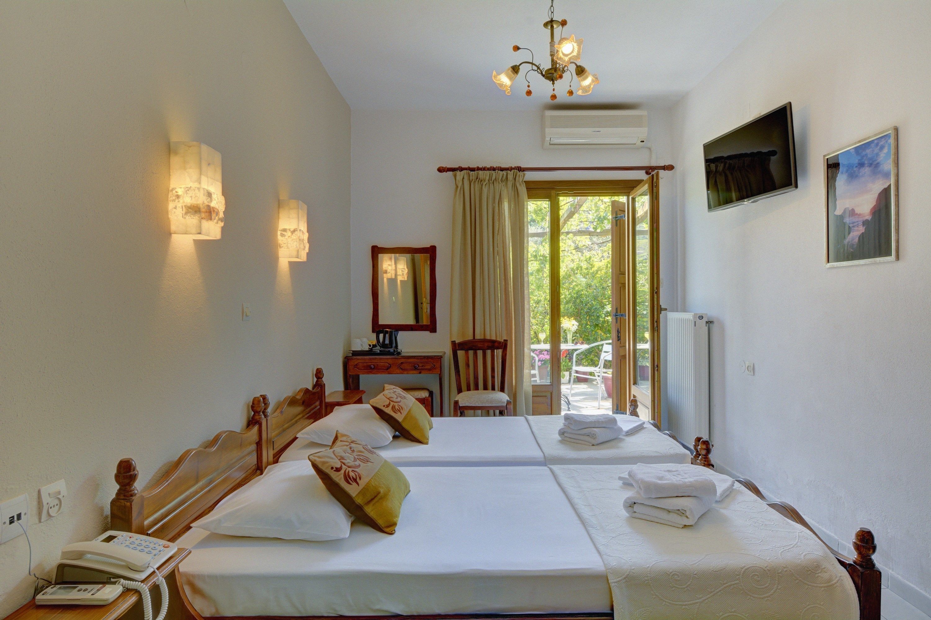 double room, partial sea view | in-room safe, individually decorated, individually furnished