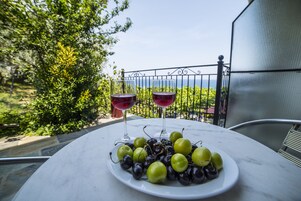 Double Room, Partial Sea View | In-room safe, individually decorated, individually furnished