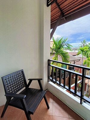 Deluxe Pool View | リビング エリア | 22 インチの液晶テレビ (ケーブル放送視聴可)、テレビ