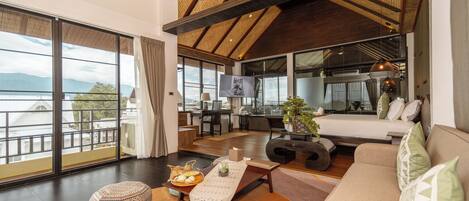 Grand Oriental Suite | Ylelliset vuodevaatteet, tallelokero huoneessa, työpöytä