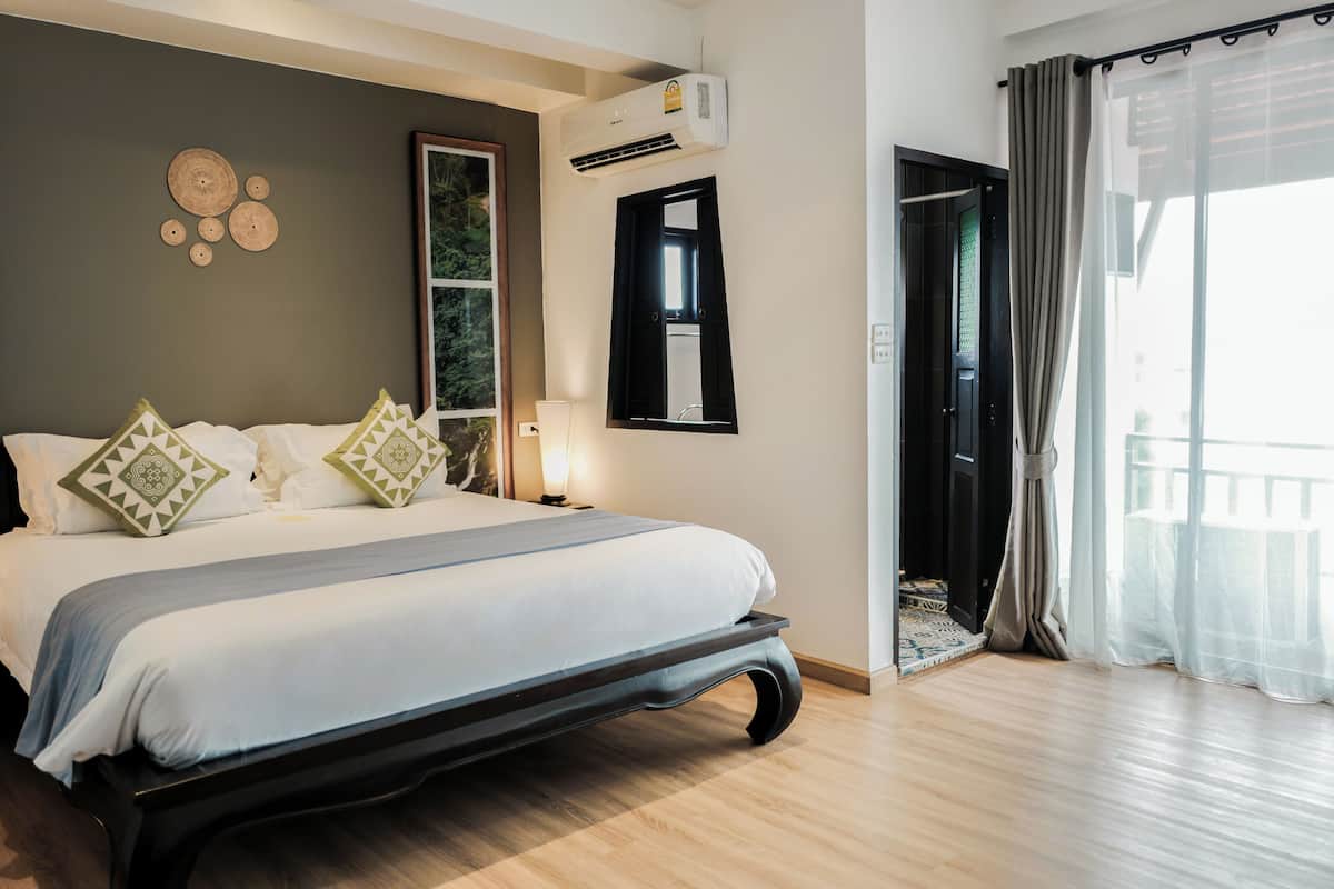 Premium bedding, in-room safe, desk, laptop workspace