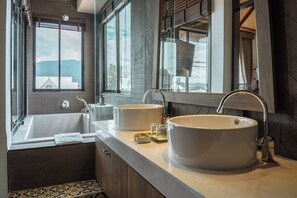 Grand Oriental Suite | Kamar mandi | Pengering rambut, sandal, handuk, dan sabun