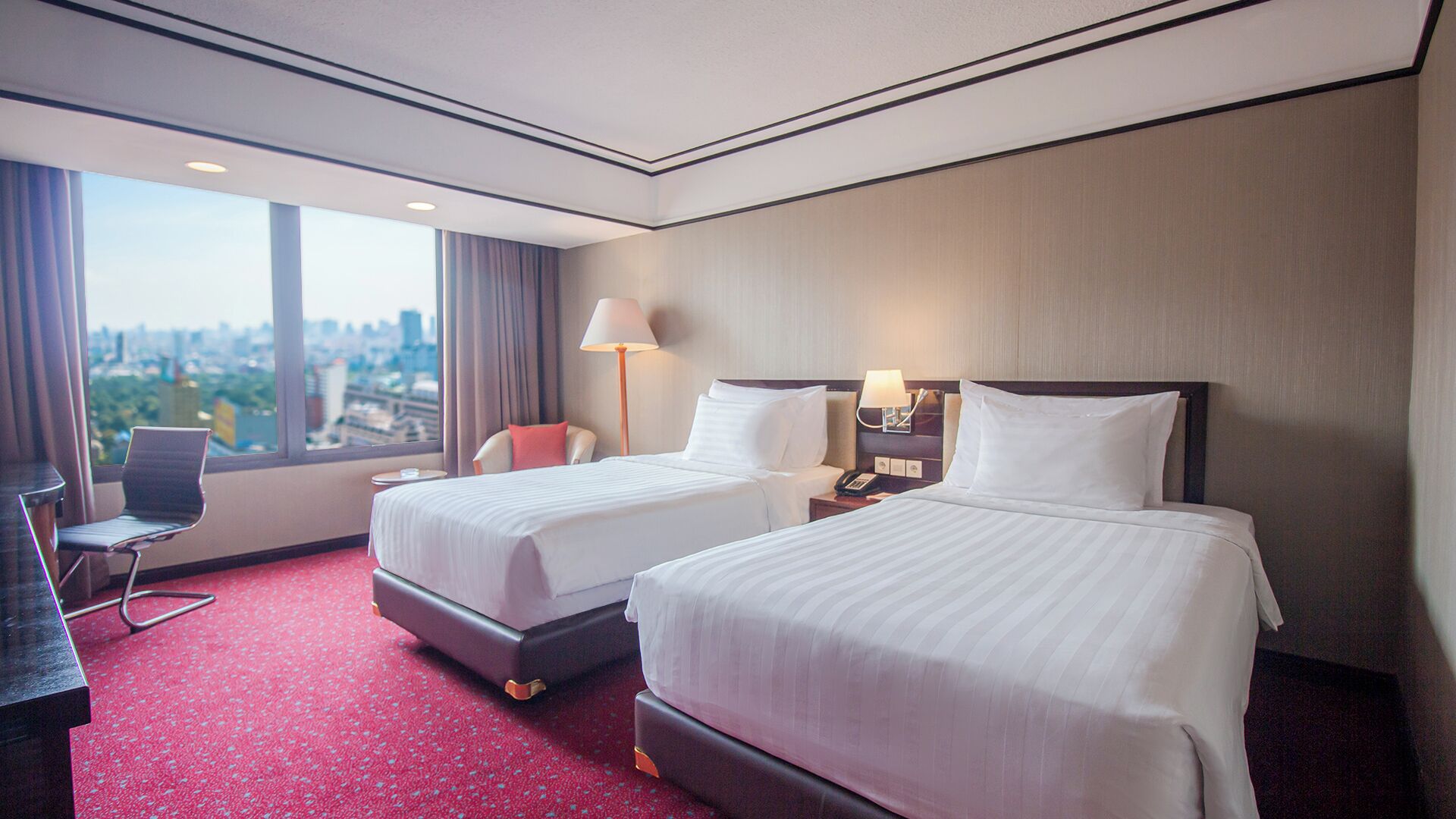 Minibar, safe på rommet, skrivebord og lydisolert