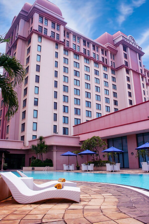 2 outdoor pools, pool umbrellas, pool loungers