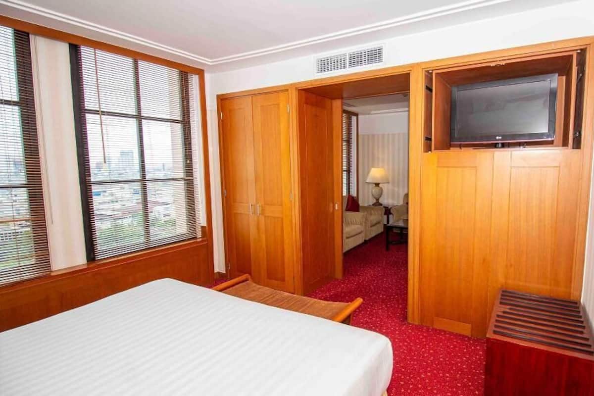 Minibar, in-room safe, desk, soundproofing