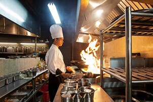 2 restoran, melayani sarapan, makan siang; sajian masakan Asia