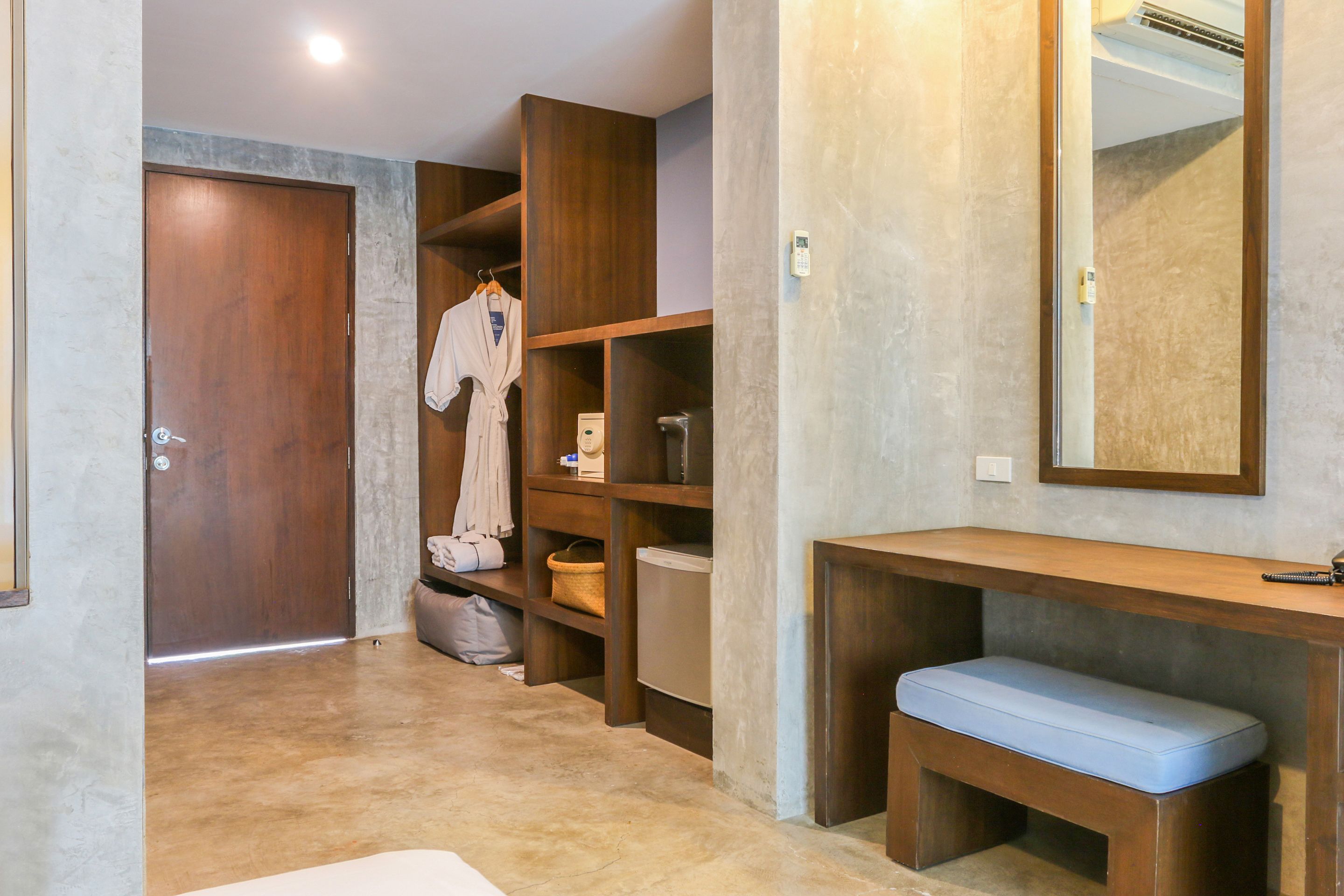 Minibar, caja de seguridad en la habitación y escritorio 