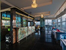 Menyajikan masakan internasional