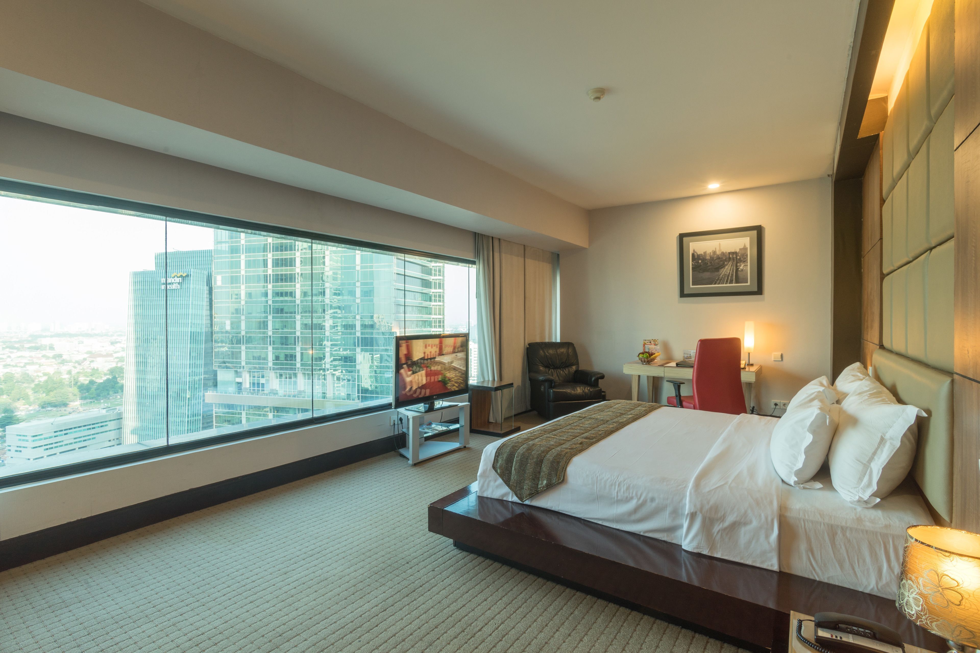 Minibar, brankas, meja kerja, dan setrika/meja setrika