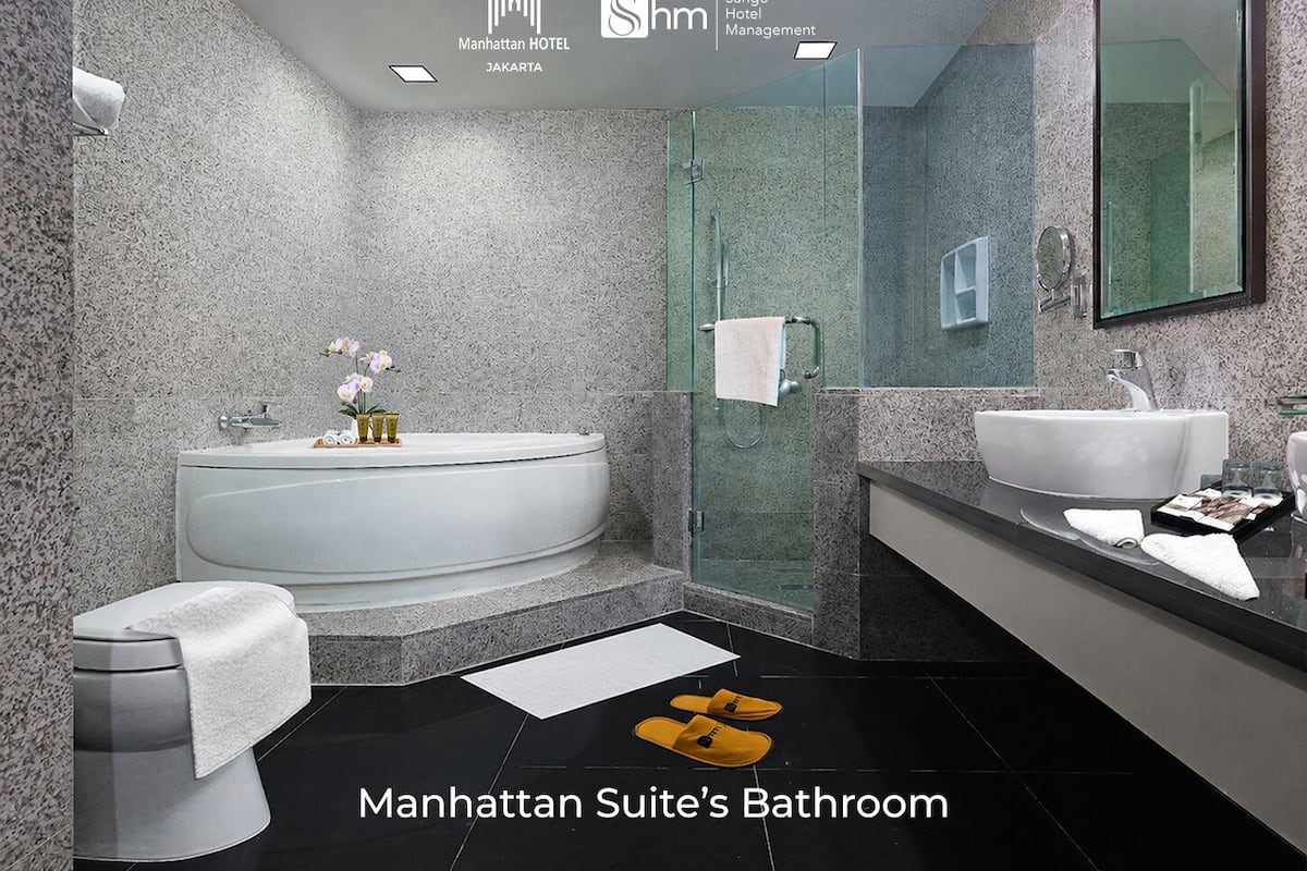 スイート (Manhattan) | バスルーム | バスアメニティ (無料)、スリッパ、タオル、石鹸