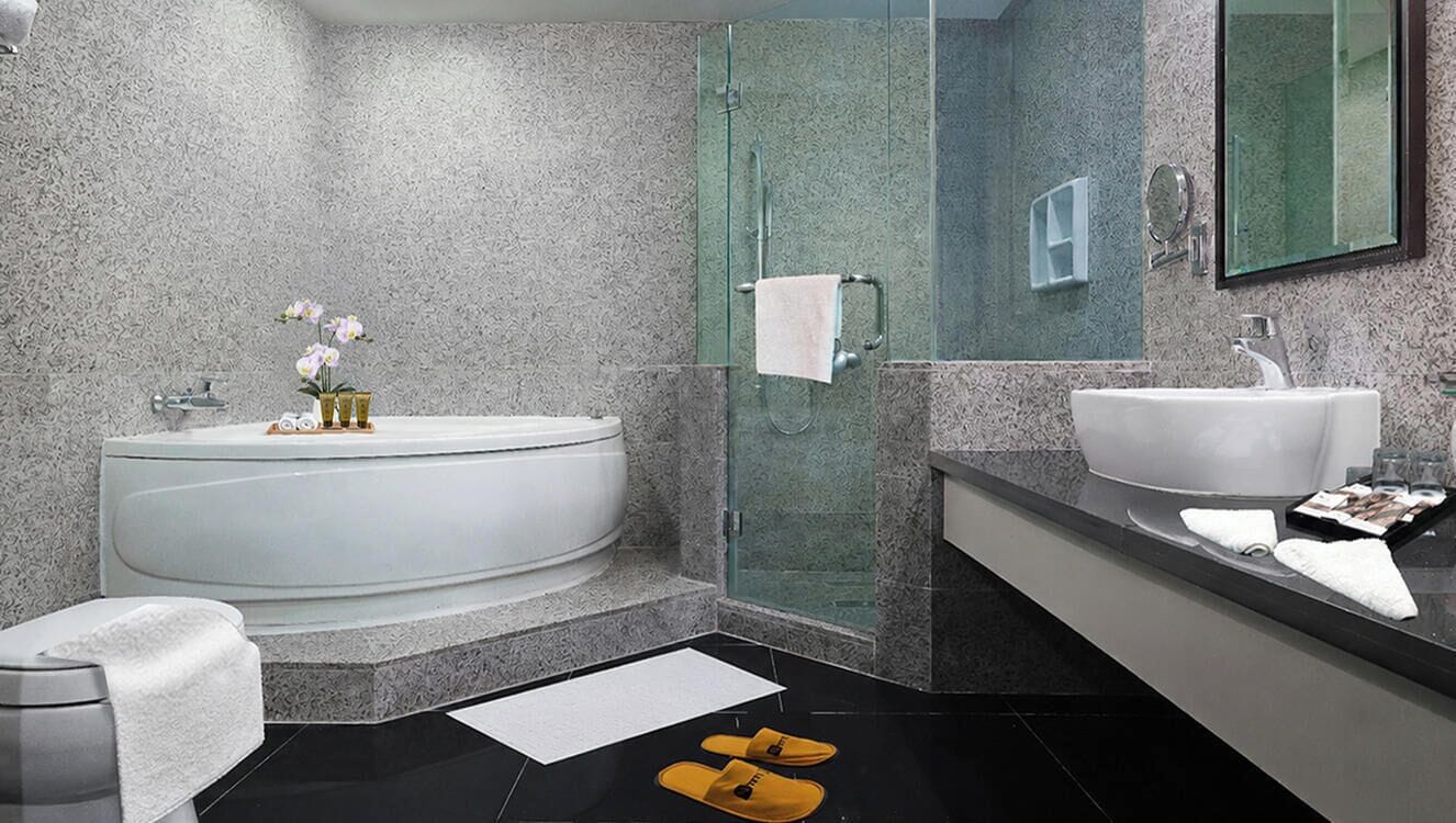 Suite (Manhattan) | Baño | Artículos de higiene personal gratuitos, zapatillas, toallas y jabón